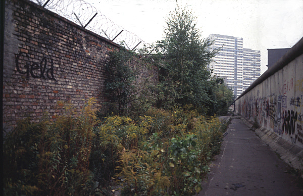 Geld gegenüber Mauer, 1985