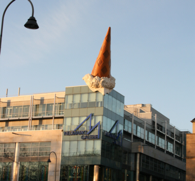 Claes Oldenburg / Coesje van Bruggen: Giant horn. Köln, Neumarkt